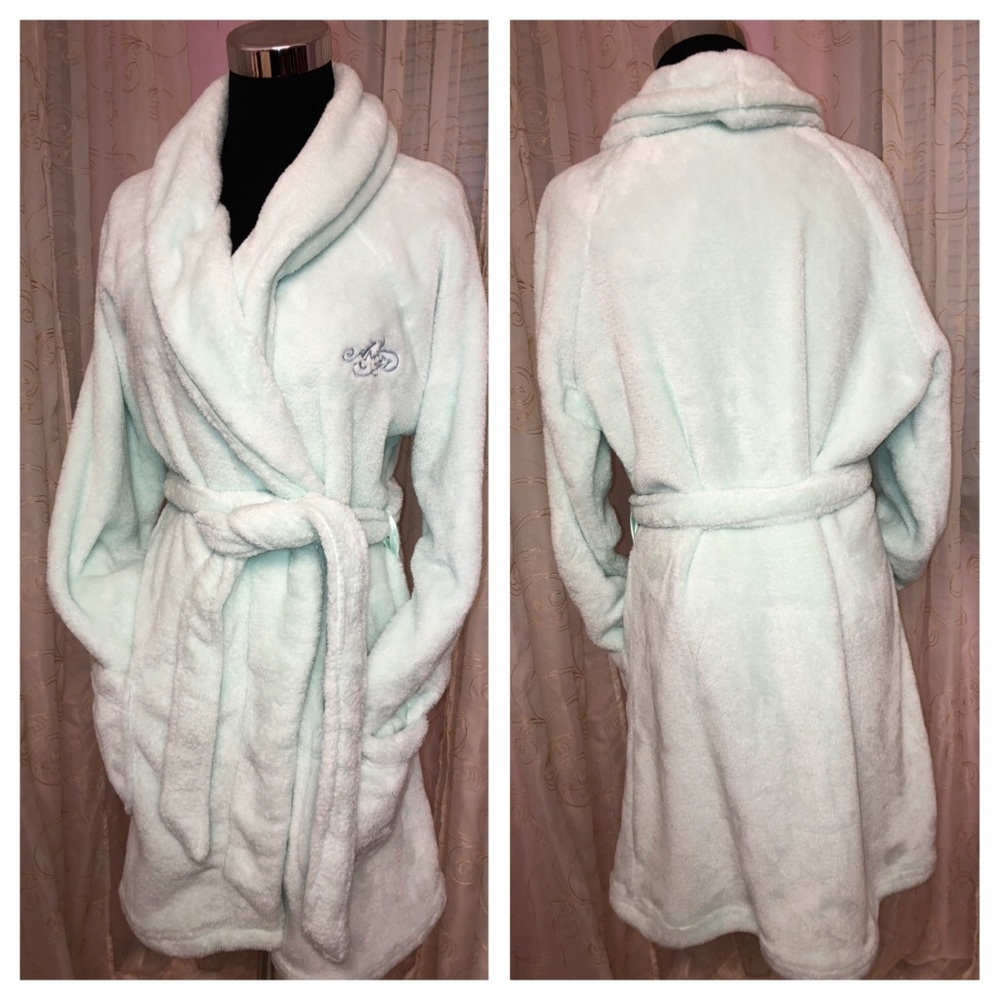 NWT Victoria’s Secret Lt Green Fuzzy Robe